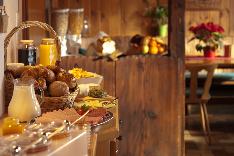 restaurant-FORCALQUEIRET-min_breakfast-801827